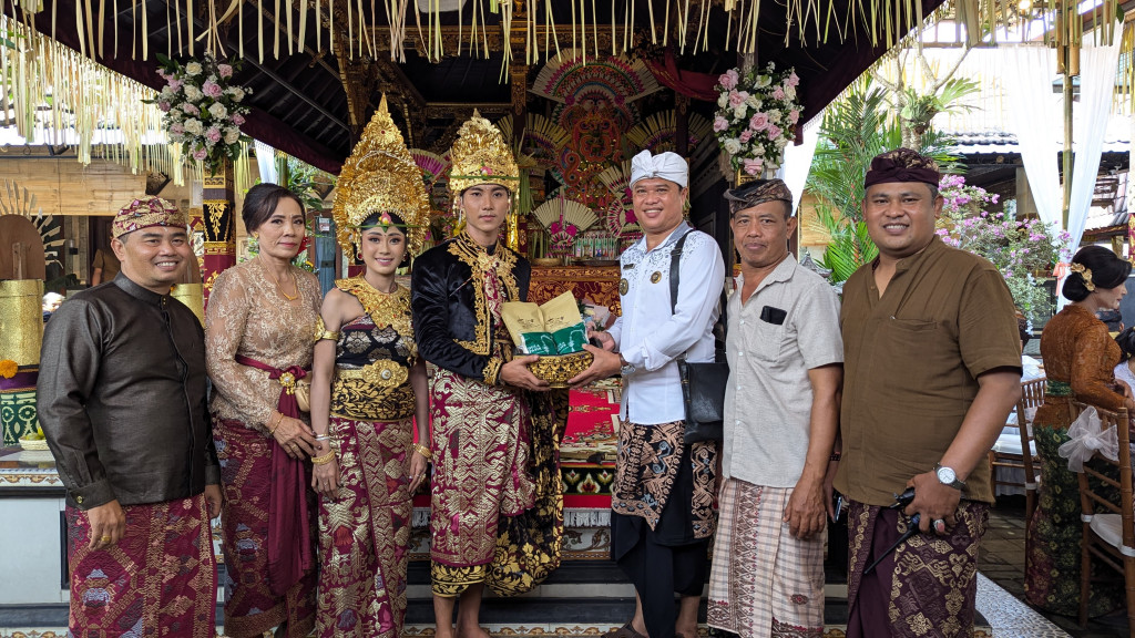 Perbekel Desa Abiansemal Dauh Yeh Cani Serahkan Bantuan Penunjang Pernikahan kepada Warga Banjar Kedampal
